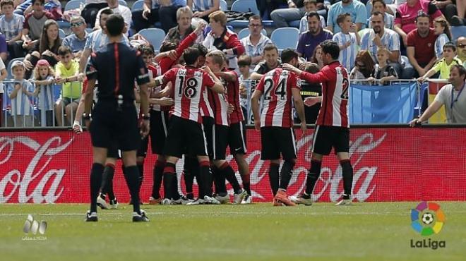 Los jugadores del Athletic Club celebran el tanto.