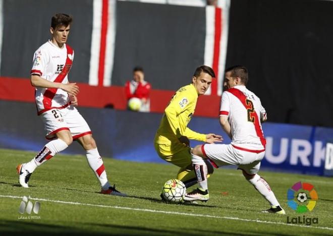 Denis Suárez intenta robar una pelota.