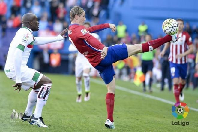 Fernando Torres controla un balón.