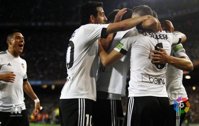 Los jugadores del Valencia celebran uno de los goles.