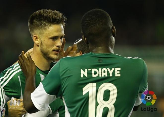 N´Diaye y Ricky festejan el gol