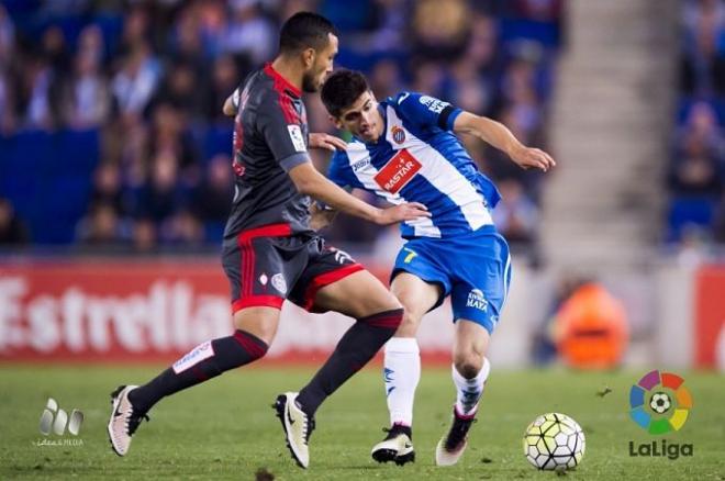 Gerard y Cabral disputan un balón