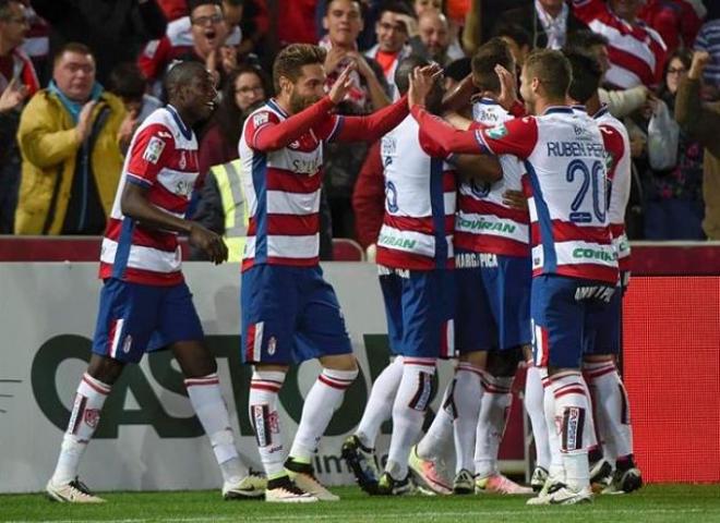 Los jugadores del Granada celebran el triunfo.