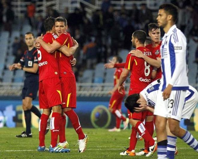 El Getafe festeja la victoria en Anoeta.