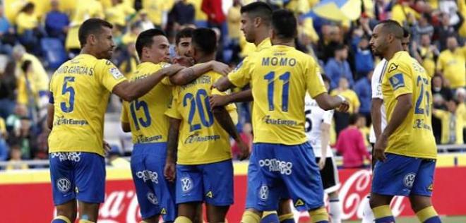 Los jugadores de la UD Las Palmas celebran uno de los goles.