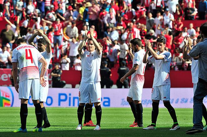 Los jugadores del Sevilla saludan a su público tras la victoria.