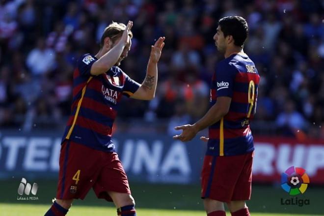 Rakitic y Luis Suárez, durante el choque.