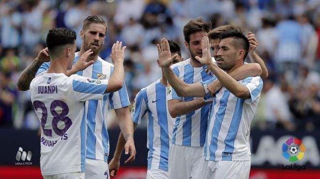 Los jugadores del Málaga celebran uno de los goles.