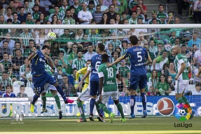 Imagen del choque entre el Betis y el Getafe.