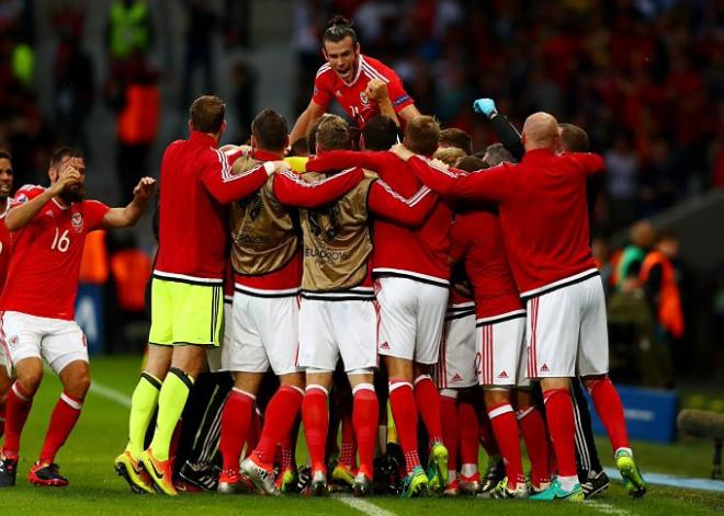 Los jugadores de Gales celebran el histórico pase a semifinales.