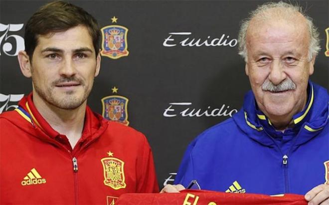 Del Bosque posa junto a Casillas durante la Eurocopa de Francia.