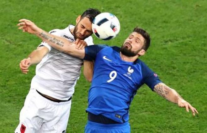 Giroud controla un balón, ante la presión de un jugador de Albania.