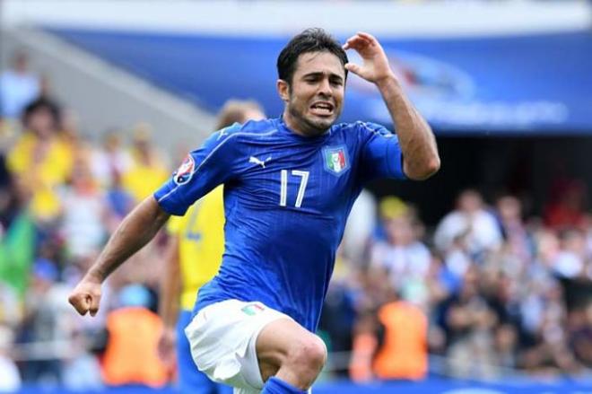 Eder, jugador de Italia, celebra su gol.