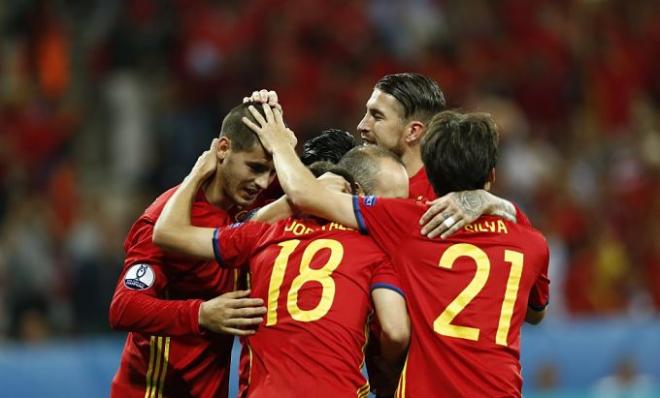 Los jugadores españoles celebran uno de los goles.