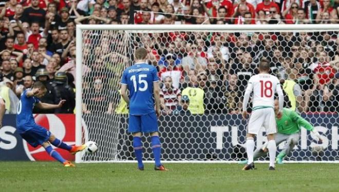 Islandia se adelantó de penalti.