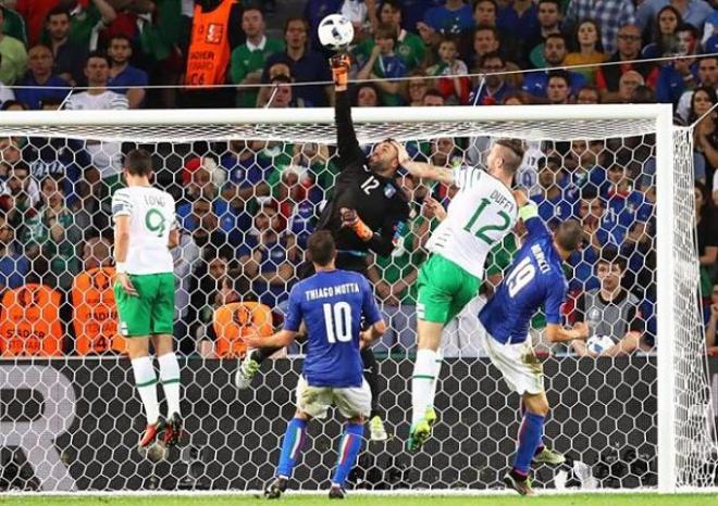 Imagen del choque entre Irlanda e Italia.