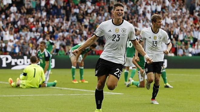 Mario Gómez celebra el 0-1.