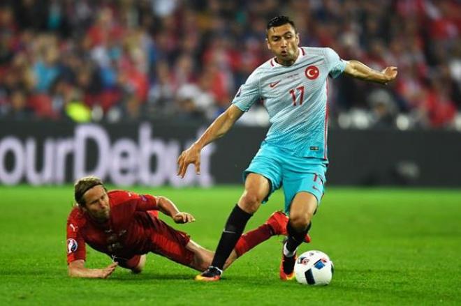 Yilmaz controla la pelota durante el choque.