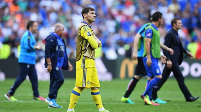 Casillas insinúa su marcha de la selección en sus redes sociales.