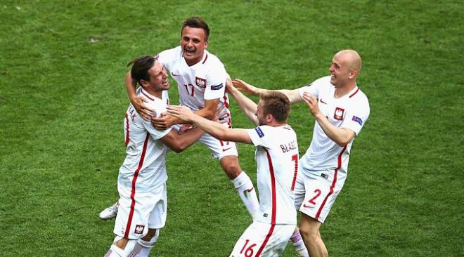 Los jugadores de Polonia celebran el pase a cuartos.