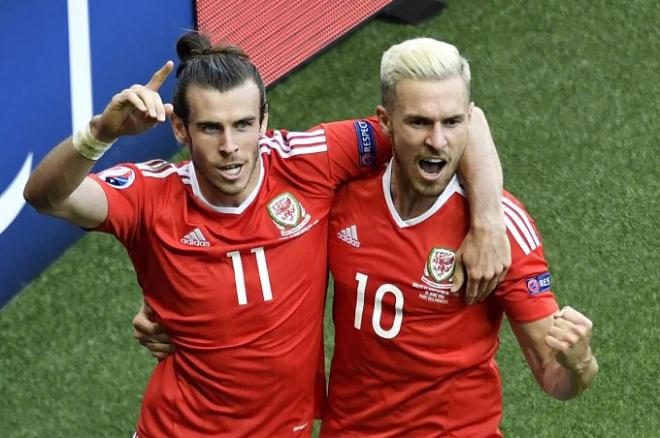 Bale, a la izquierda, celebra la clasificación galesa.