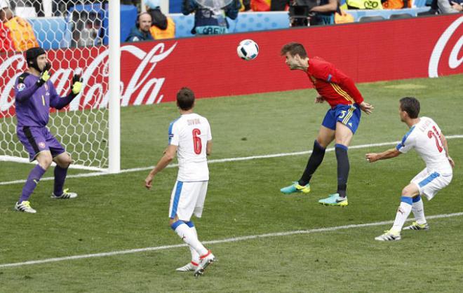 Piqué anota un gol con España en la pasada Eurocopa de Francia.