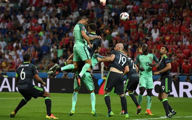 Cristiano remata de cabeza en el primer gol portugués.