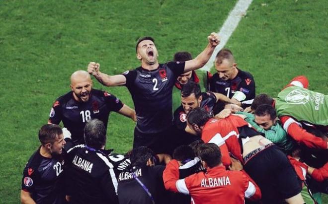 Albania consigue la primera victoria de su historia en la Eurocopa y espera a los resultados de otros grupos.