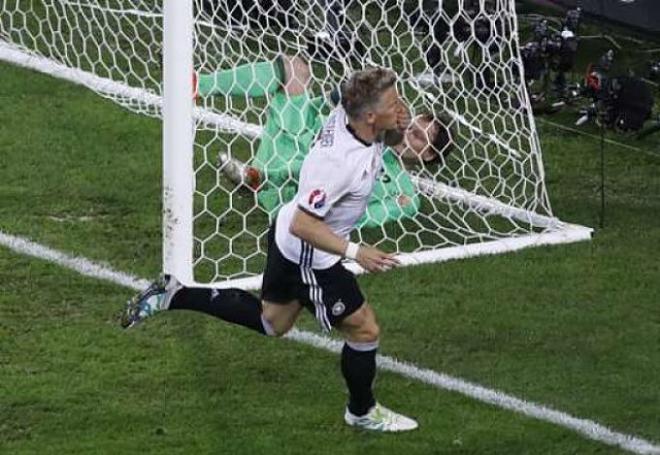 Schweinsteiger celebra su gol a Ucrania.