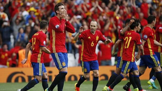 Los jugadores de la selección española celebran el gol de Piqué.