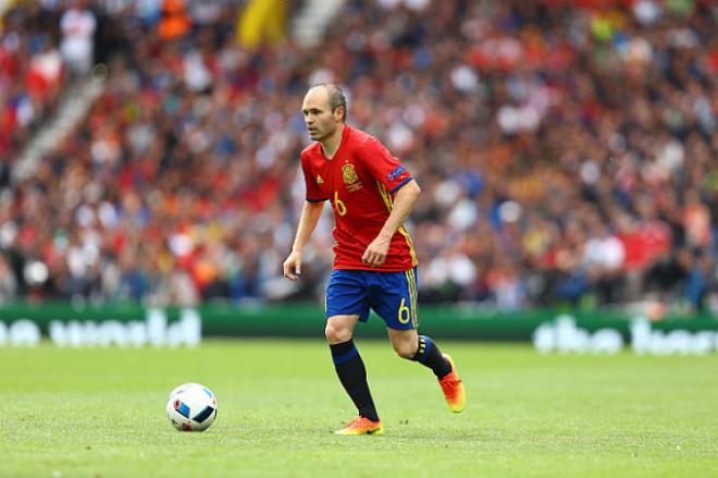 La falta de reconocimiento a Andrés Iniesta por parte de la UEFA, presente en la tertulia.