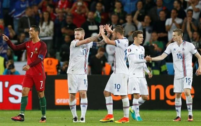 Islandia celebra su primer punto en una Eurocopa.