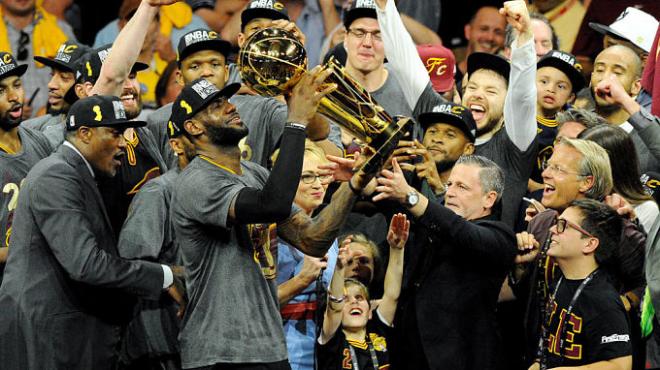 Lebron James levanta el título que le acredita como campeón de la NBA.