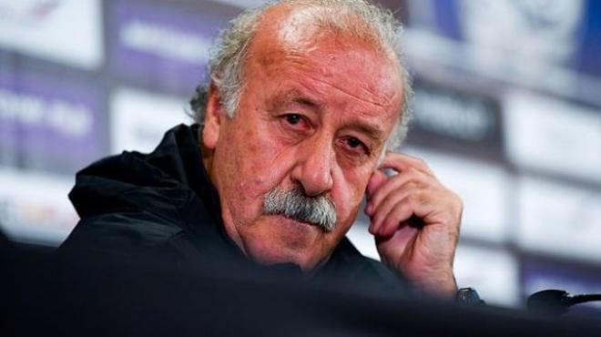 Del Bosque, pensativo, durante la rueda de prensa de la selección.