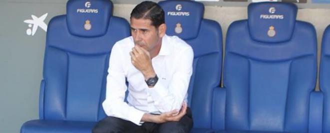 Fernando Hierro sentado en uno de los banquillos del estadio del Espanyol.