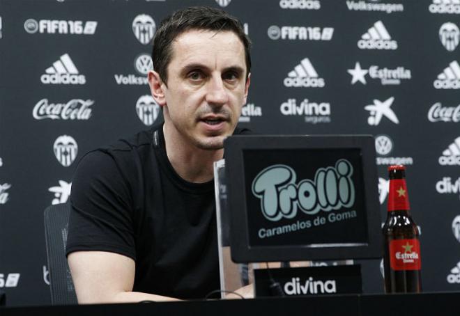 Gary Neville en una rueda de prensa