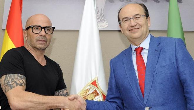 Sampaoli posa junto al presidente del Sevilla, Pepe Castro.