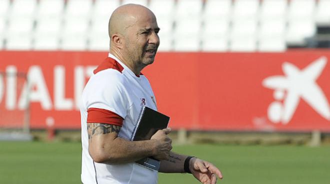 El técnico argentino maneja la variante de tres defensas en su once.