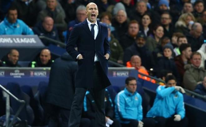 Zidane da instrucciones desde la banda en el City-Real Madrid