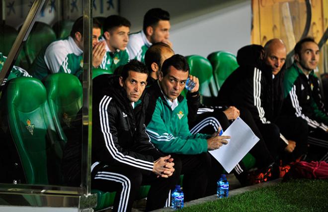 Juan Merino, durante un partido con el Betis, sentado en el banquillo.