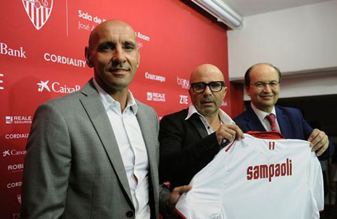 El director deportivo, el presidente y el técnico comparecen en sala de prensa.