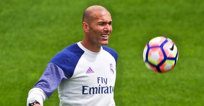 Zidane, durante el entrenamiento de ayer.