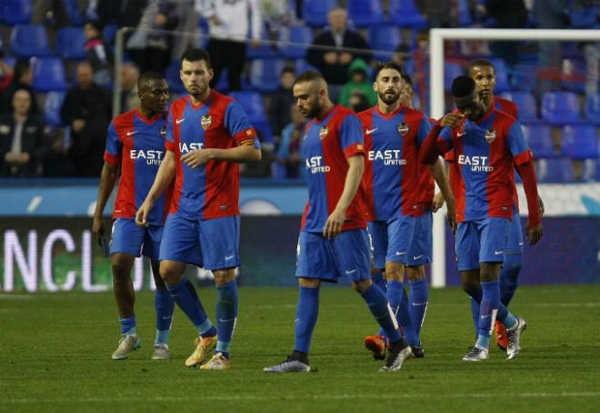 Los jugadores del Levante abandonan el césped del Ciudad de Valencia.