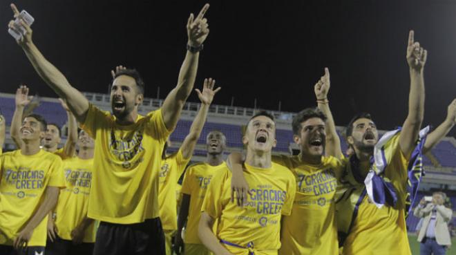 Celebración de los jugadores cadistas sobre el césped del Rico Pérez.