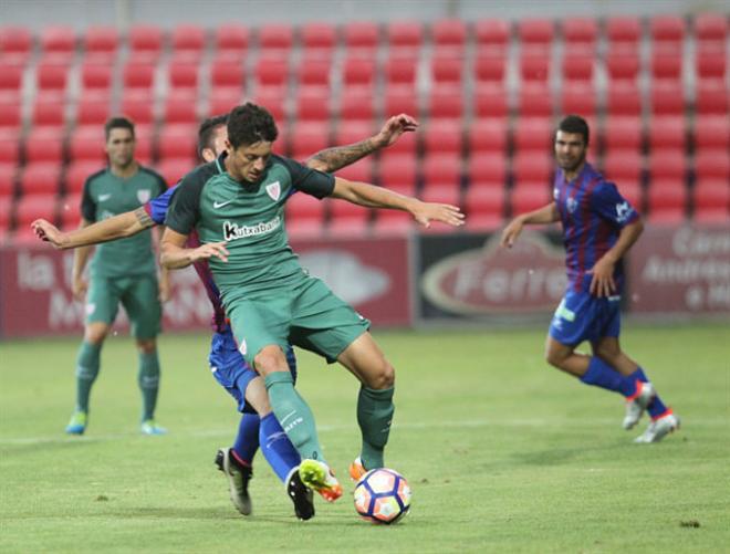 Lance del partido entre el Huesca y el Athletic.