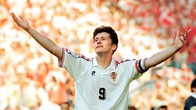 Davor Suker en un partido con Croacia