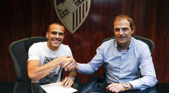 Sandro y el director deportivo, Arnau, firman el contrato.