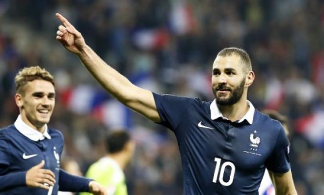 Benzema celebra un gol con la camiseta nacional de Francia.