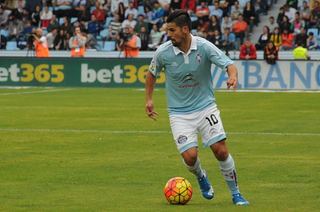 Nolito controla un balón durante el partido de la primera vuelta ante el Real Madrid.