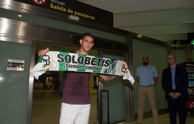 Sanabria posa con la bufanda del Betis.